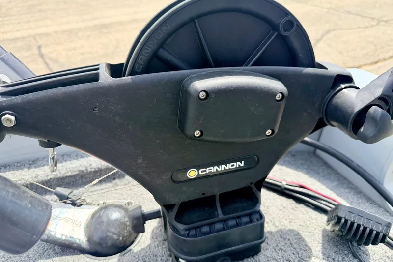 Slide: The Image of Cannon downrigger on 2003 Lund 1675 Adventure SS boat deck. - 24