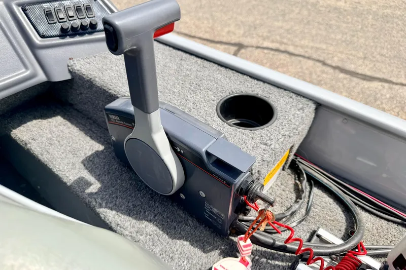 Slide: The Image of Control lever on a 2003 Lund 1675 Adventure SS boat, featuring a Yamaha throttle system. - 42