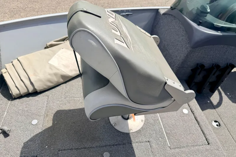 Slide: The Image of 2003 Lund 1675 Adventure SS boat seat and interior details. - 52