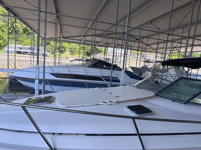 Slide: The Image of 2006 Rinker Fiesta Vee 300 in covered marina. - 14