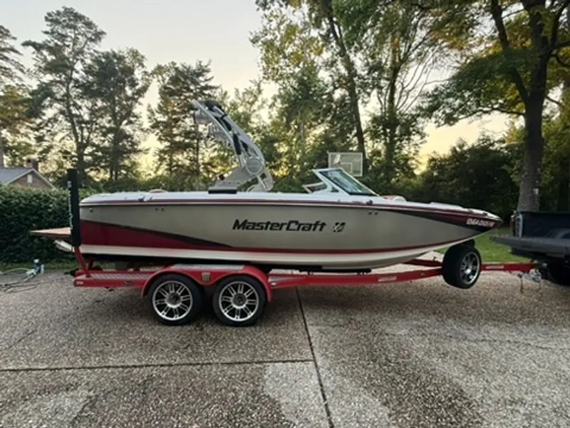 The Image of 2015 MasterCraft X25 boat parked on trailer outdoors. - 0
