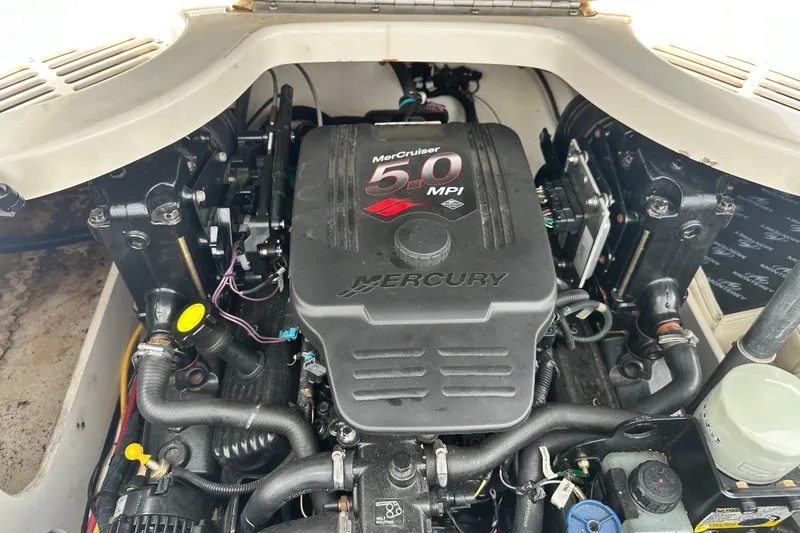 Slide: The Image of Engine compartment of a 2008 Monterey 194FS with MerCruiser 5.0 MPI engine. - 15