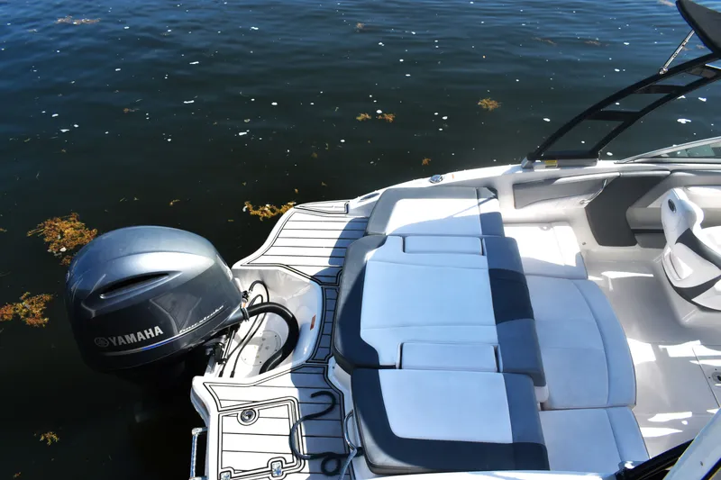 Slide: The Image of Chaparral 21 SSi 2021 boat with Yamaha outboard motor. - 10