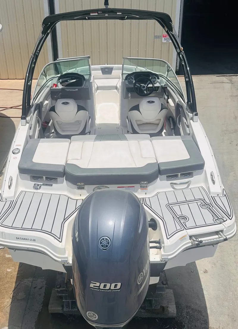 Slide: The Image of 2021 Chaparral 21 SSi boat with Yamaha 200 engine. - 15
