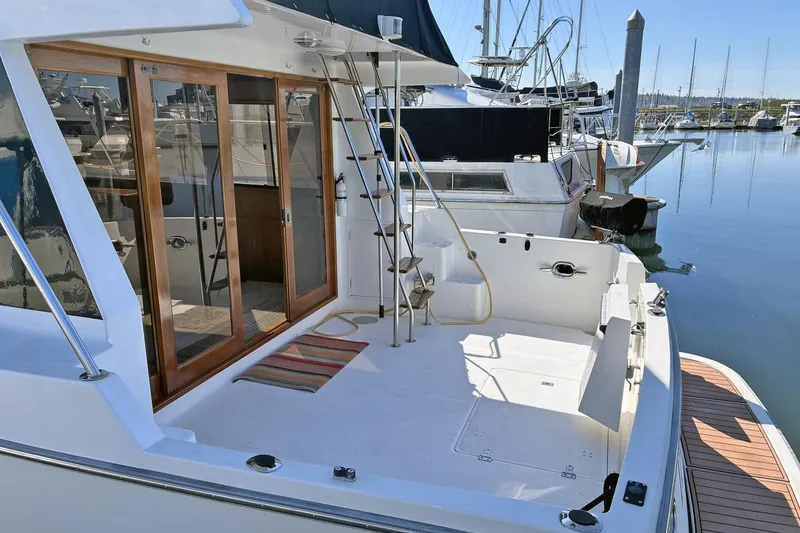 Slide: The Image of Ocean Alexander 42 Sedan - Cockpit - 11