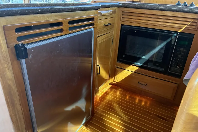 Slide: The Image of Ocean Alexander 42 Sedan - Galley fridge, Microwave - 4