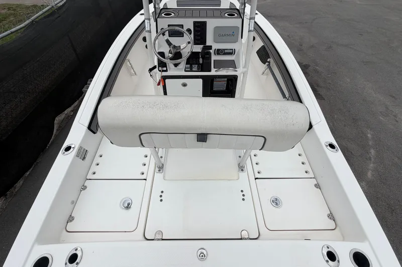 Slide: The Image of 2018 Yamaha Boats 190 FSH center console with Garmin navigation system. - 17