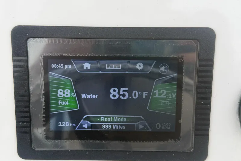 Slide: The Image of Yamaha Boats 2018 190 FSH dashboard display showing fuel, water temperature, and battery status. - 25