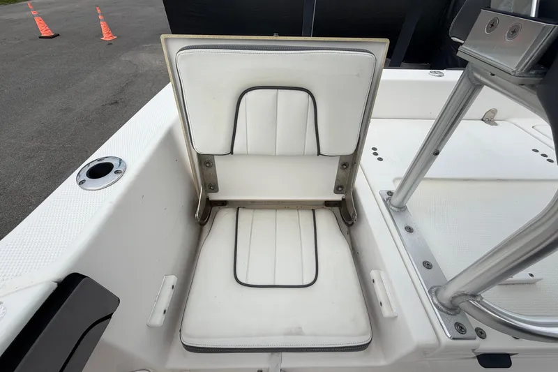 Slide: The Image of White seat on 2018 Yamaha Boats 190 FSH, featuring stainless steel frame and cup holder. - 49