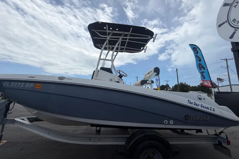 Slide: The Image of 2018 Yamaha Boats 190 FSH on trailer under cloudy sky, side view. - 6