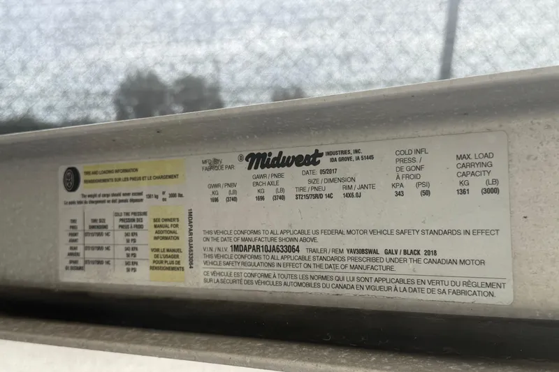 Slide: The Image of Label on a 2018 Yamaha Boats 190 FSH trailer, detailing tire and load specifications. - 61