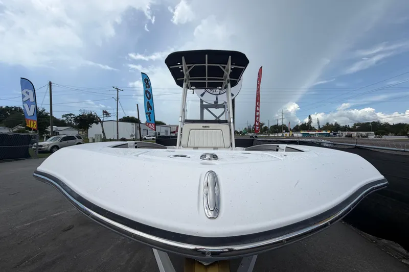 Slide: The Image of 2018 Yamaha Boats 190 FSH displayed outdoors with sale banners in background. - 8