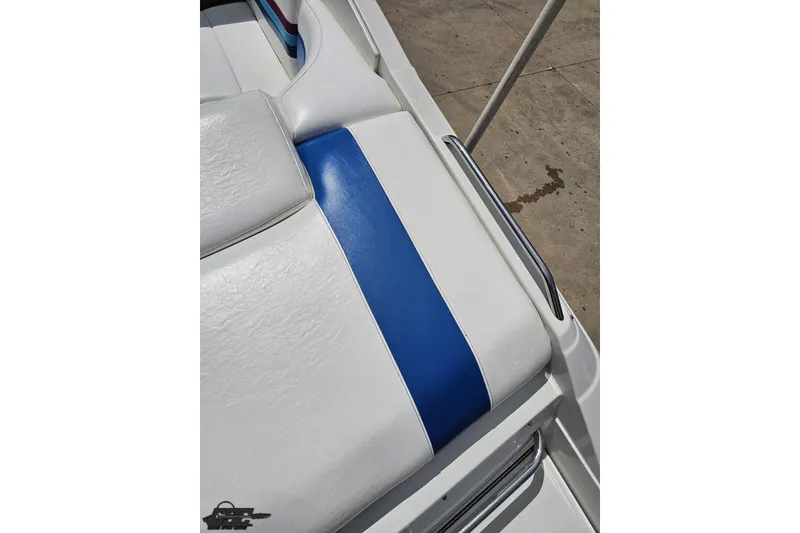 Slide: The Image of White and blue seating on a 1997 Formula 252 SS boat. - 39