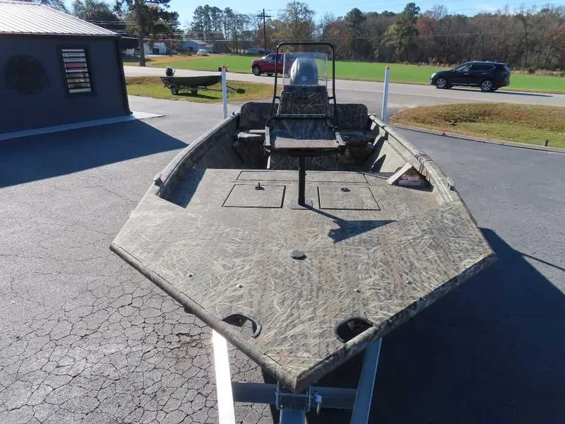 Slide: The Image of SeaArk Shadow 20T CC Suzuki 150 w/trailer 2026 - 8