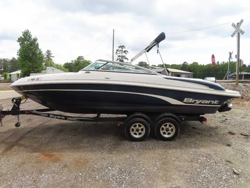 Slide: The Image of Bryant 210 Bowrider 4.3 MPI 2011 - 6