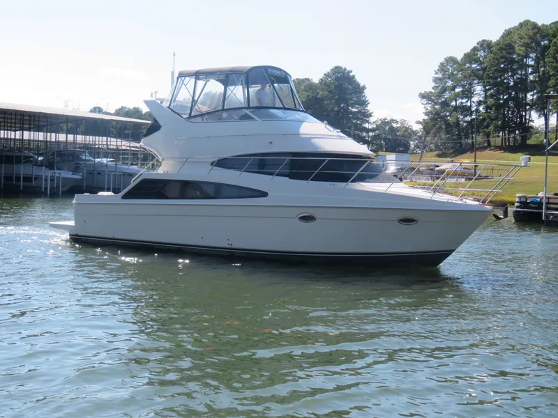 The Image of 2006 Carver 38 SS yacht on calm water. - 1