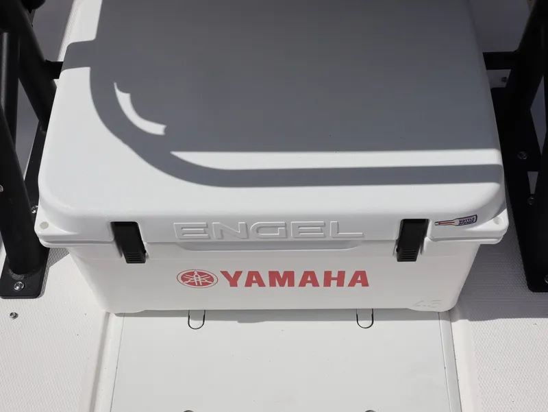 Slide: The Image of Yamaha 255 FSH Sport H 2026 with Engel cooler. - 12