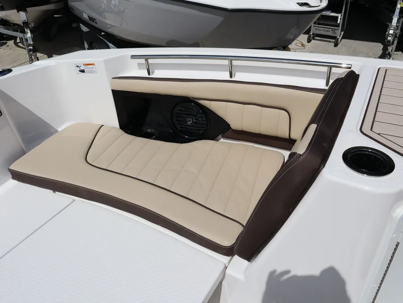 Slide: The Image of Yamaha Boats 255 FSH Sport H 2026, beige upholstery, boat seating. - 16