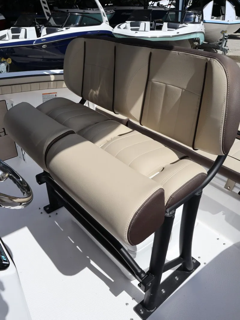 Slide: The Image of Yamaha Boats 255 FSH Sport H 2026, beige cockpit seating. - 18