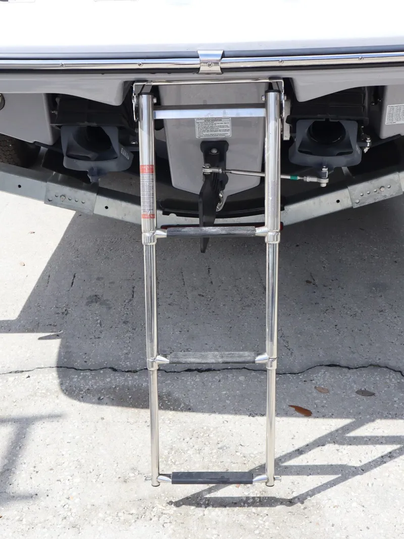 Slide: The Image of Yamaha Boats 255 FSH Sport H 2026 with retractable swim ladder. - 21