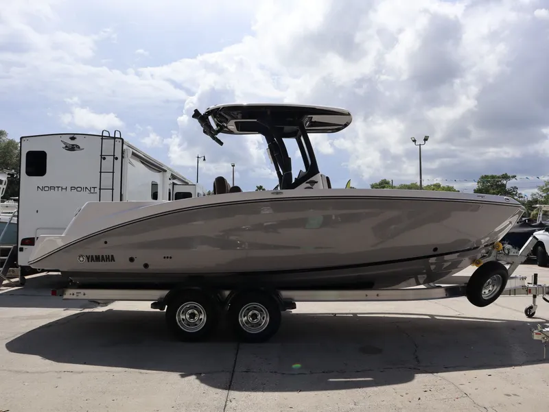Slide: The Image of 2026 Yamaha Boats 255 FSH Sport H on trailer, side view. - 5
