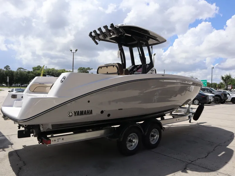 Slide: The Image of Yamaha 255 FSH Sport H 2026 on trailer, side view. - 6