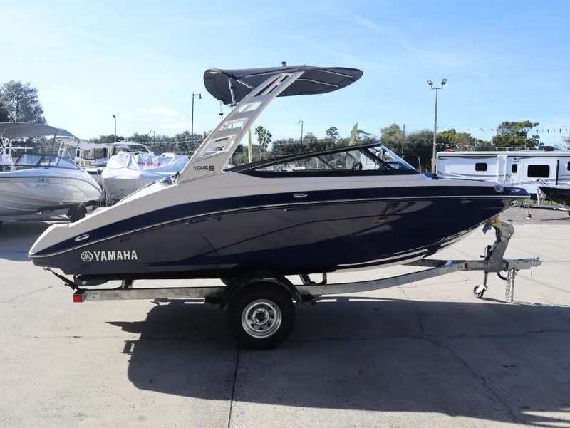 Slide: The Image of Yamaha 195S 2026 - 2