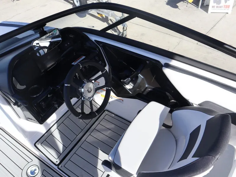 Slide: The Image of Yamaha 195S 2026 - 14