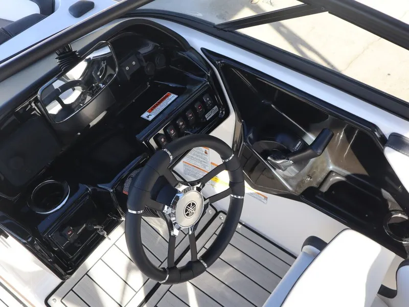 Slide: The Image of Yamaha 195S 2026 - 16