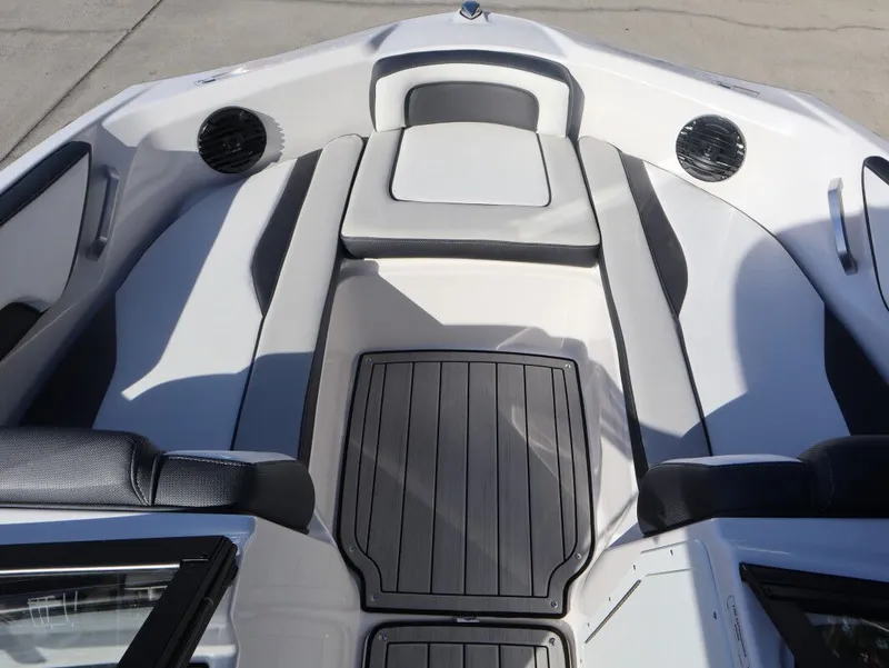 Slide: The Image of Yamaha 195S 2026 - 18
