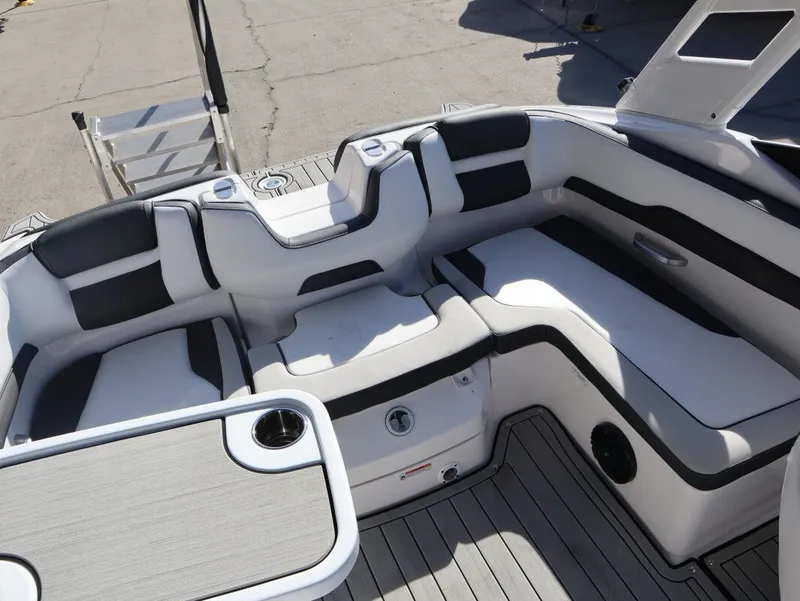 Slide: The Image of Yamaha 195S 2026 - 12