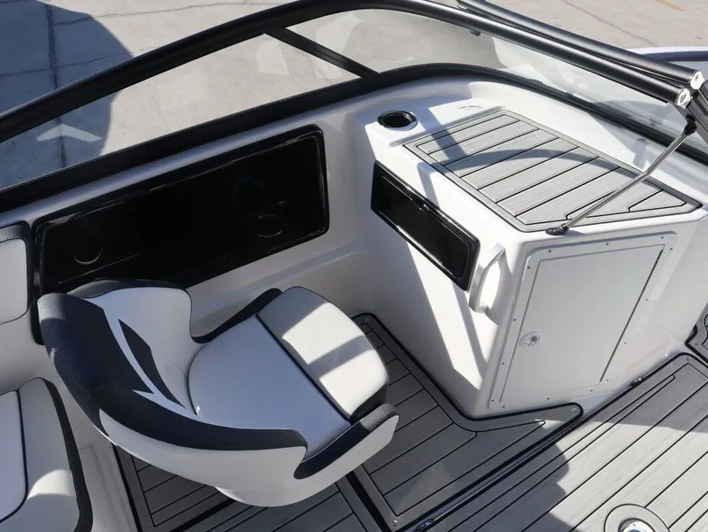 Slide: The Image of Yamaha 195S 2026 - 17