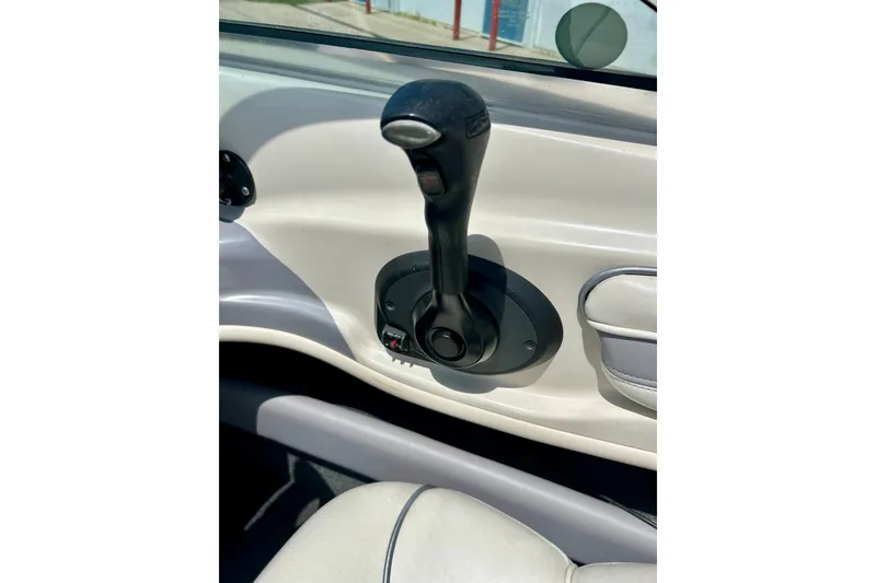 Slide: The Image of Throttle control lever on a 2001 Sea Ray 182 Bow Rider boat. - 18