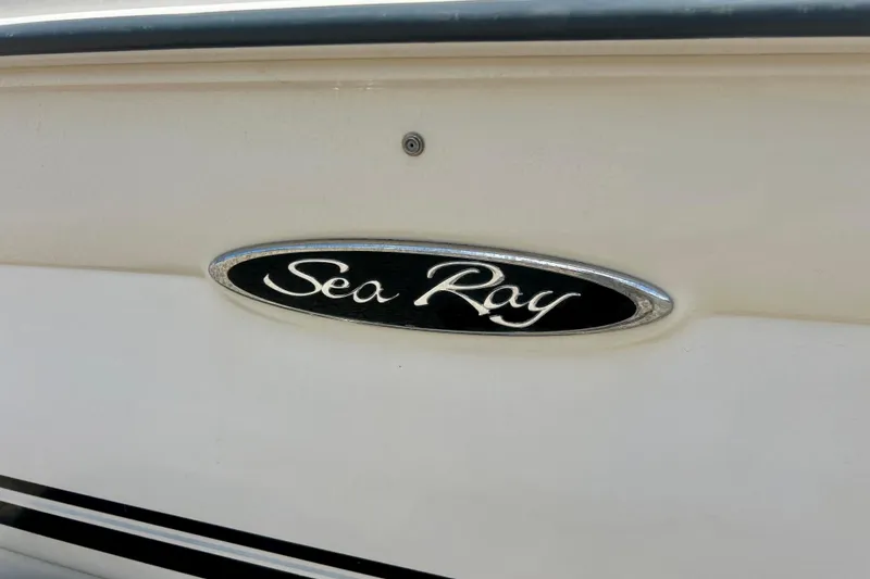 Slide: The Image of Sea Ray 182 Bow Rider 2001 logo on boat exterior. - 5