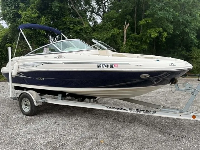 The Image of 2006 Sea Ray 200 SD boat on trailer parked outdoors. - 1