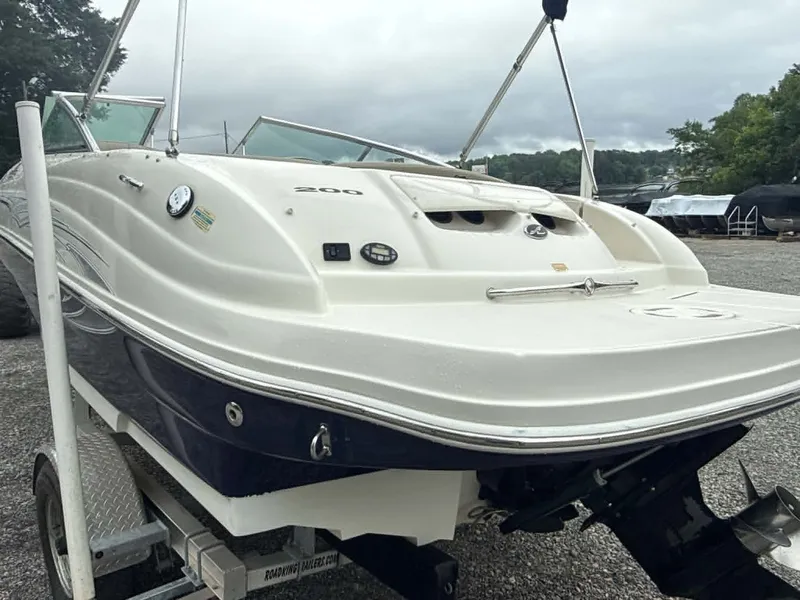 Slide: The Image of 2006 Sea Ray 200 SD boat on trailer, side view. - 14