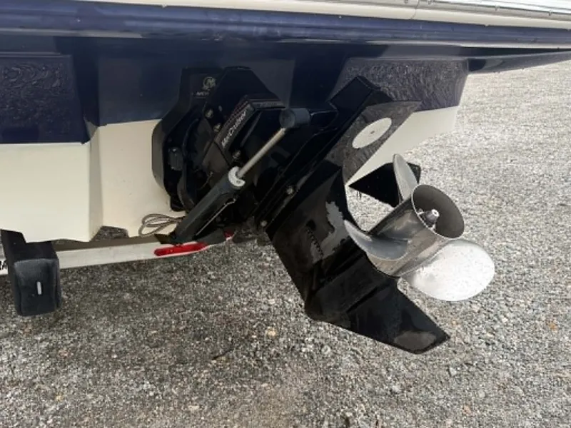 Slide: The Image of Rear view of a 2006 Sea Ray 200 SD boat motor. - 16