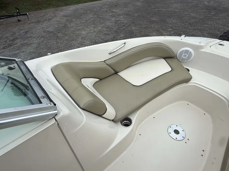 Slide: The Image of Interior of a 2006 Sea Ray 200 SD boat with beige seating. - 18