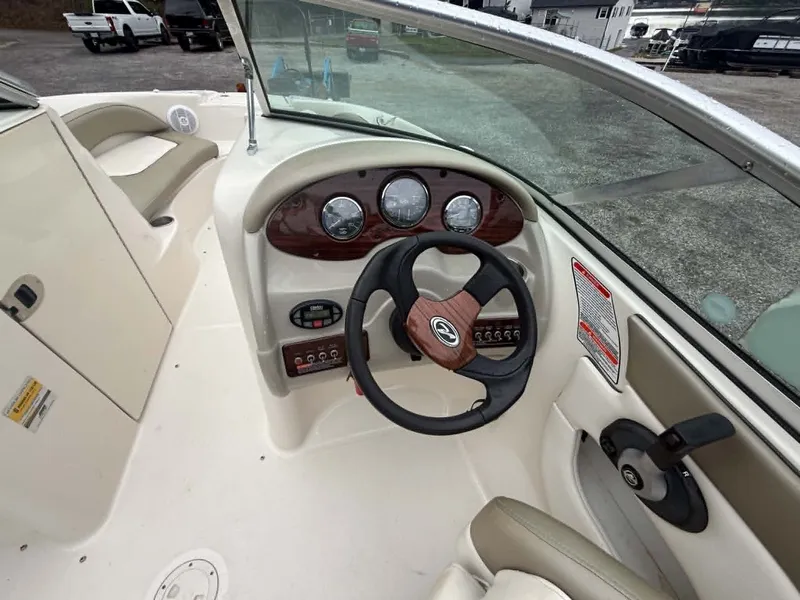 Slide: The Image of Interior view of 2006 Sea Ray 200 SD boat. - 23