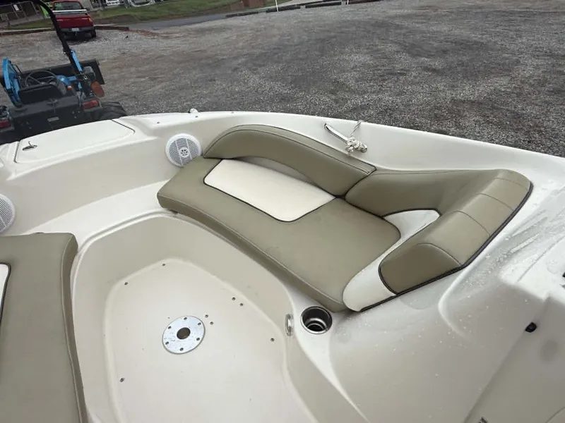 Slide: The Image of Interior of a 2006 Sea Ray 200 SD boat with beige seating. - 5