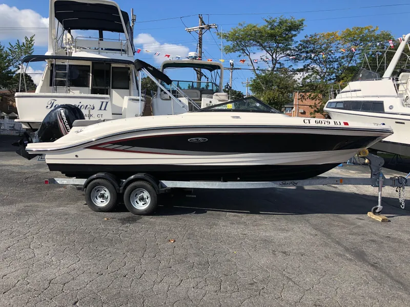 The Image of 2017 Sea Ray 21 SPX boat on trailer outdoors. - 0