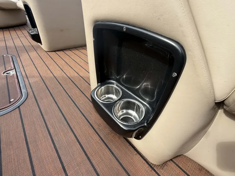 Slide: The Image of 2019 Manitou SES 230 boat with built-in cup holders. - 19