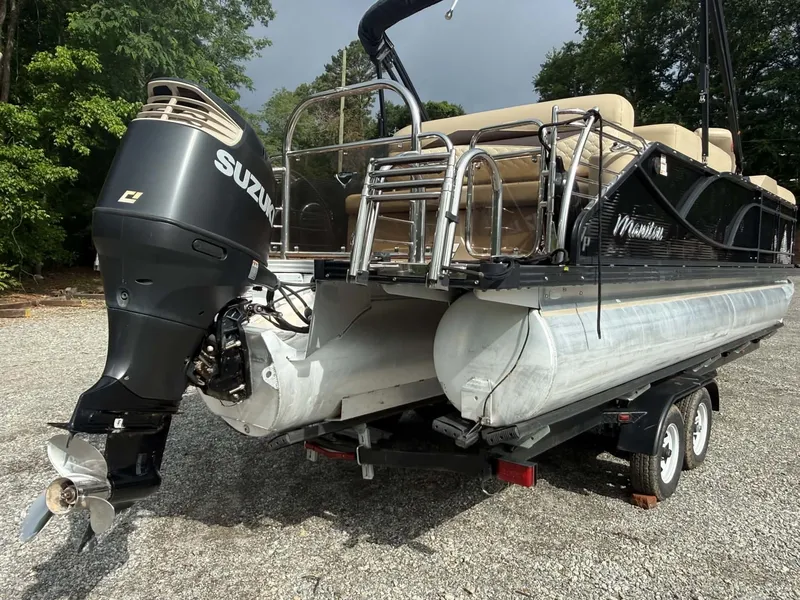 Slide: The Image of 2019 Manitou SES 230 pontoon boat with Suzuki outboard motor. - 20