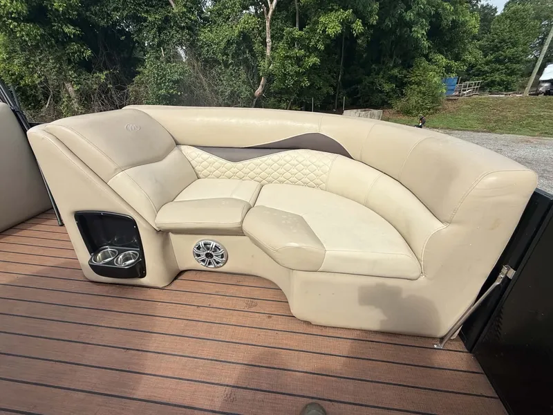 Slide: The Image of Beige seating on 2019 Manitou SES 230 pontoon boat. - 27