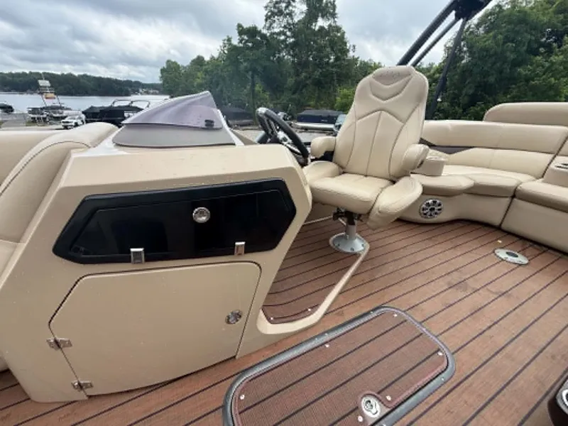Slide: The Image of Interior of a 2019 Manitou SES 230 boat with leather seating. - 6