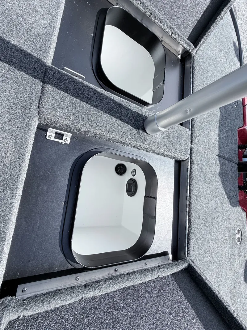 Slide: The Image of Skeeter ZXE21 2026 boat hatch with storage compartment. - 28