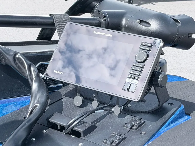 Slide: The Image of Skeeter ZXE20 2026 with Humminbird Xplore 9 display. - 10