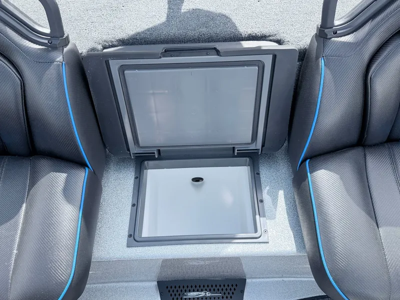 Slide: The Image of Skeeter ZXE20 2026 boat with open storage compartment between seats. - 7