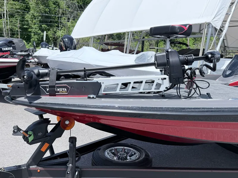 Slide: The Image of Skeeter ZXE20 2026 boat with Minn Kota Ultrex motor. - 34