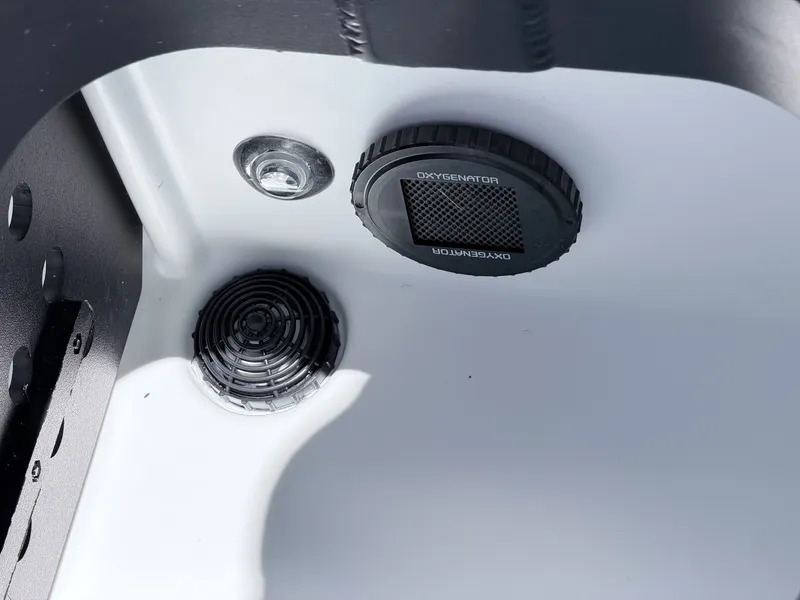 Slide: The Image of Skeeter ZXE20 2026 boat equipment with oxygenator. - 40